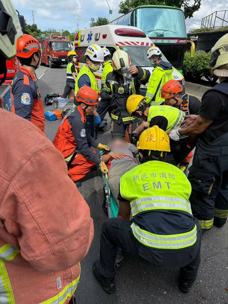 廖男被消防人员送医。（记者徐圣伦翻摄）