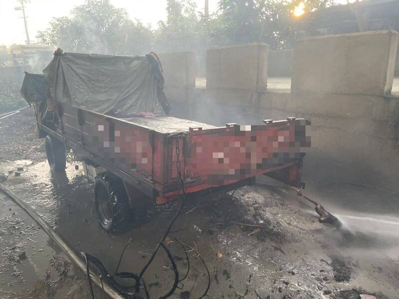 露天燃烧大量浓烟窜出，消防人员灭火发现农用车起火燃烧。（民众提供）