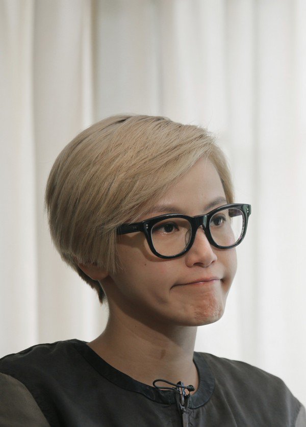 法国化妆品品牌兰蔻（Lancôme）屈服于中国压力，撇清与香港歌手何韵诗的代言关系，并取消其音乐会的事件，引起港人不满。（美联社）