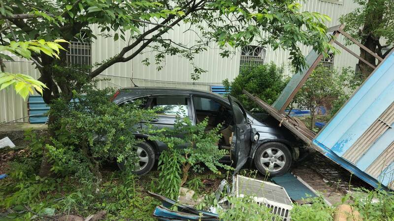 31岁越南籍男子NGUYEN VIET酒后肇事，还躲在草丛撞倒槟榔摊。（警方提供）