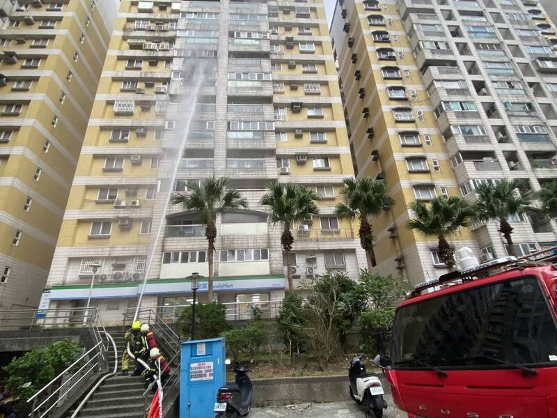 基隆市中正区山海观社区今上午7时许发生火警，基隆市消防局获报赶抵发现8楼住户不断冒出火烟，边灭火边疏散20名住户。（记者林嘉东翻摄）