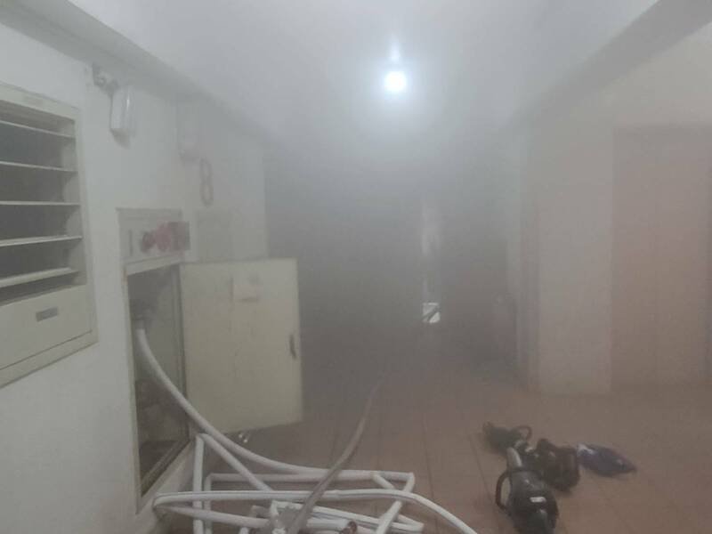 基隆市中正区山海观社区今上午7时许发生火警，基隆市消防局获报赶抵发现8楼住户不断冒出火烟，消防员破门灌救，未发现人员受伤。（记者林嘉东翻摄）