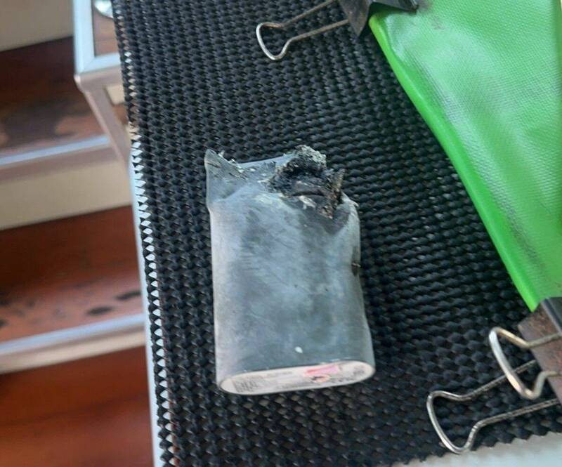 起火原因是旅客手机行动电源自燃，清理火场已烧成废铁。（澎湖车管处提供）