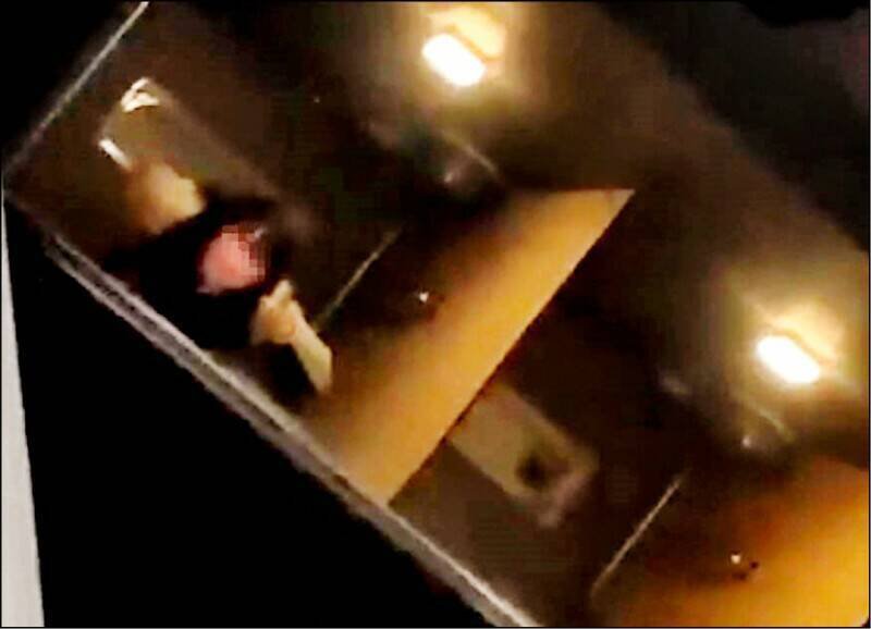 学妹如厕看到上方有人拿手机拍摄。（示意图，资料照）