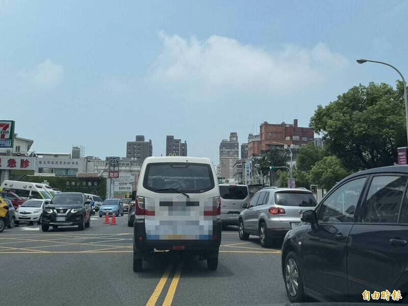 车辆跨越双黄线违规检举件数相当多。（记者汤世名摄）