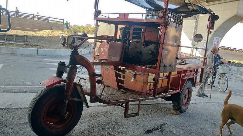 图为肇事的铁牛车。（消防局提供）