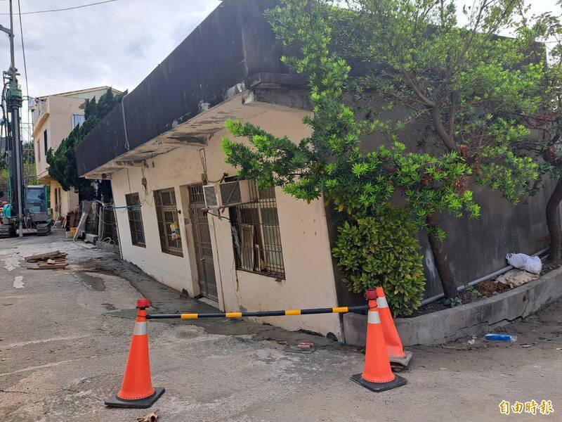 新竹市东大路4段因建案开挖致民宅塌陷，市府已要求建商设27处沉陷钉、10处倾斜仪持续监测，目前监测数值显示地层已稳定未再下陷。（记者洪美秀摄）