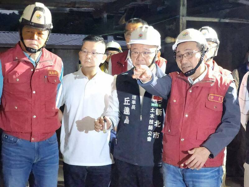 新北市长侯友宜（右一）今日再度前往新店锦秀、碧瑶社区视察灾后复原进度，明日上午20户、50人可以返家。（工务局提供）