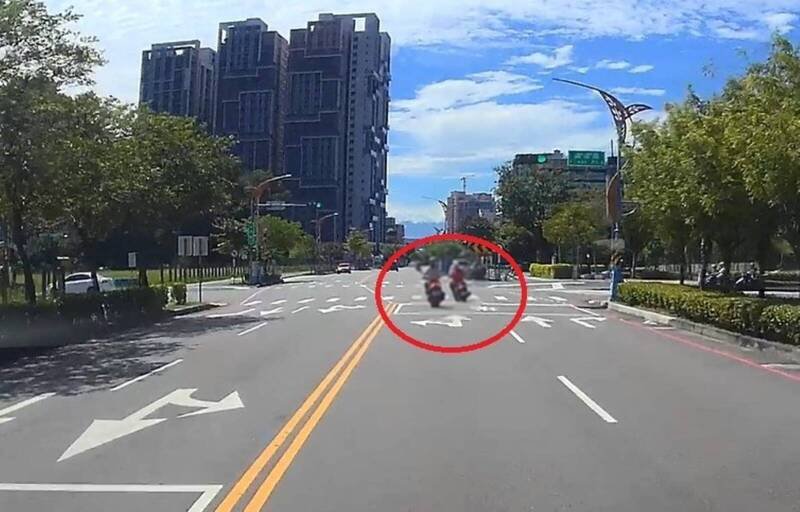 右侧机车一路从外侧车道往左侧移动，左后方陈女为闪避对方，紧急刹车导致车辆打滑摔倒。（民众提供）