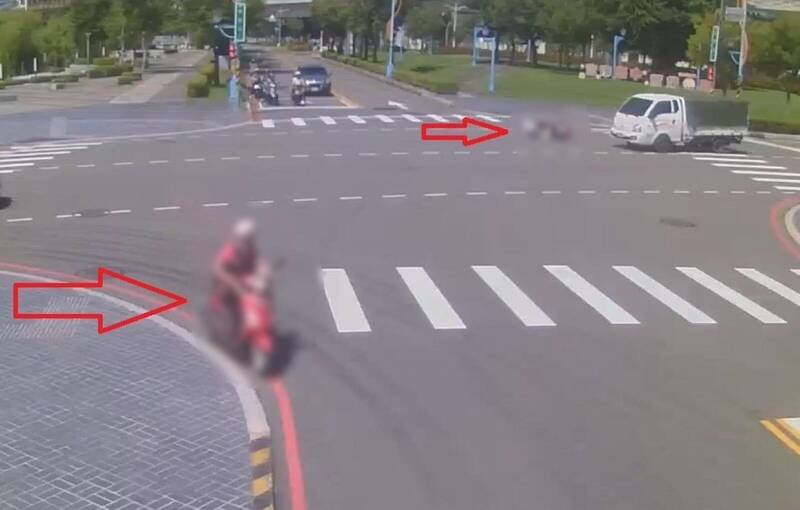 肇事林妇左转后仅回头看了一眼，便离开现场。（民众提供）