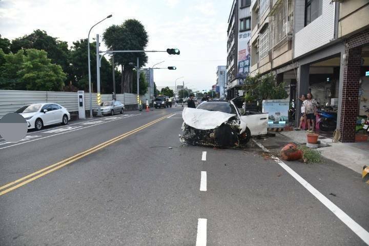 一辆玛莎拉蒂轿车（图右）在台南南区永成路三段连撞一辆机车与三辆停在路旁的小客车，造成机车女骑士伤重送医。（民众提供）