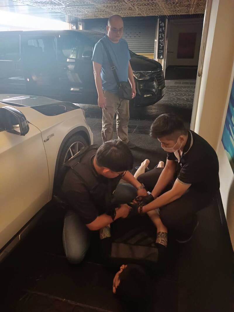 警方强势攻坚逮捕张男。（警方提供）