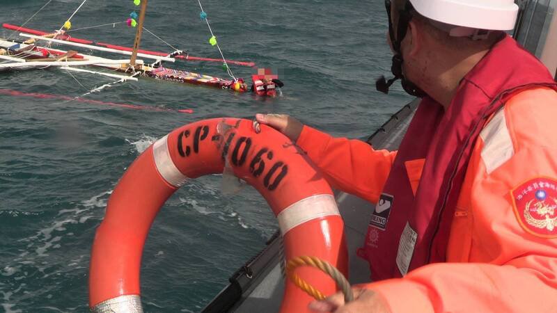 1艘无动力风帆船翻覆，3名人员落海，海巡单位救援成功。（记者黄明堂翻摄）
