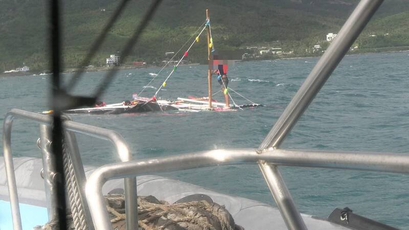 1艘无动力风帆船翻覆，3名人员落海，海巡单位救援成功。（记者黄明堂翻摄）