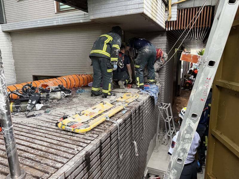 台北市北投区某温泉饭店今（2日）早发生2名清洁工人清洗温泉蓄水池，疑似因通风不良、吸入过量硫化氢气体失去意识，经抢救后皆不治。消防员到场架设排风设备。（记者王冠仁翻摄）