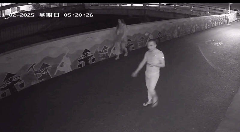 涉驾驶玛莎拉蒂车肇逃的24岁吴姓男子与同车25岁女子从案发地附近巷子逃走时被监视器拍下。（民众提供）