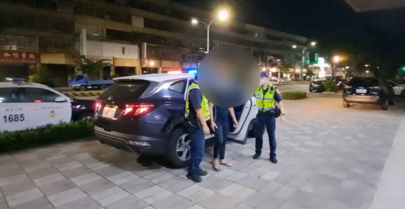 涉驾驶玛莎拉蒂名车肇逃酿成2伤、3车毁损的24岁吴姓男子（中者），2日深夜向台南市警六分局投案。（民众提供）