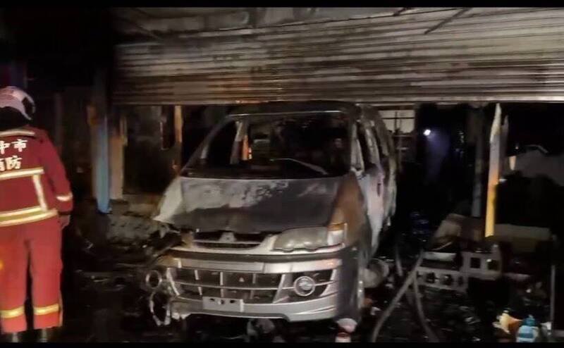 许嫌倒车撞入民宅，疑意图阻断母女逃生。（民众提供）