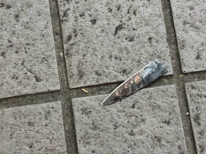 新北市三重传出苏姓嫌犯刺杀、挟持前女友姊妹，还挟持与警对峙，不慎坠楼身亡，事后传出苏嫌是职业军人退伍，在北市卖饮料小有名气；图为凶刀。（记者吴仁捷翻摄）