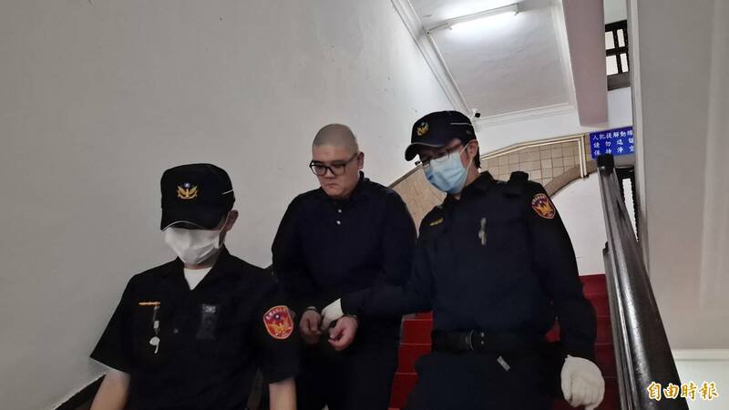 男子周昱帆（中）被诉递枪给在泰国经营大麻店的老板王
<br />
如没特殊注明，文章均来源于互联网，版权归原创作者所有，如有侵权，请联系我们处理！<br />
</div></div>
              <div class=