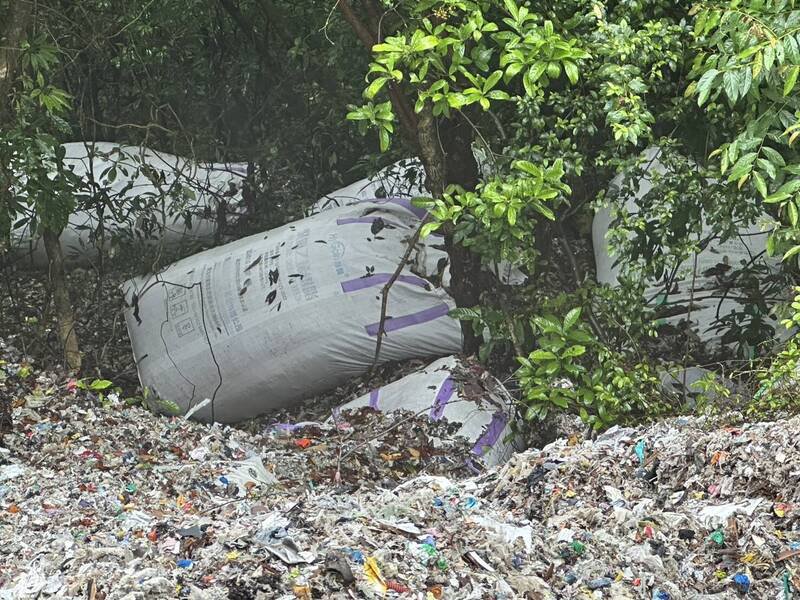 事业废弃物装进太空包，疑由货车运送偷倒。（图由读者提供）