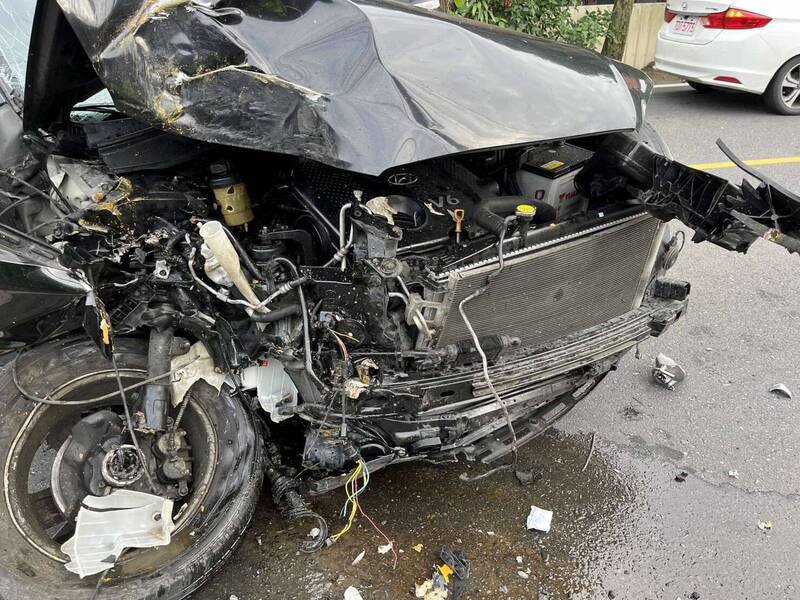 该车子的车头严重毁损。（埔里警方提供）