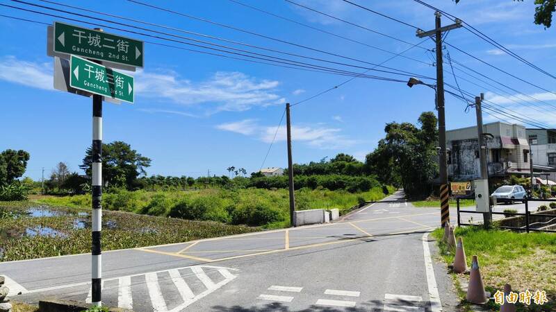 吉安乡干城二街及干城三街路口发生一起行人被钉子绊倒的意外，法院判乡公所败诉确定。（记者王锦义摄）