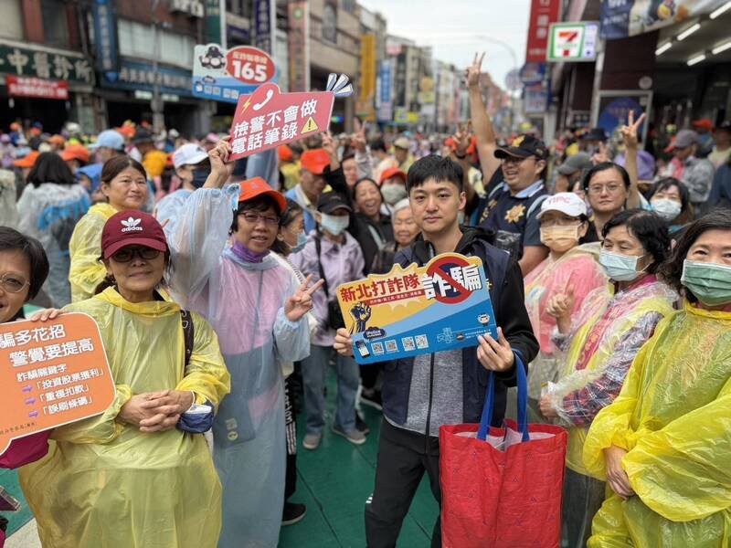 新北市警察局抢搭白沙屯妈祖到新北土城、中和、板桥赞境祈福，派出识诈队向信众们宣导反诈，获得民众回响。（记者吴仁捷翻摄）