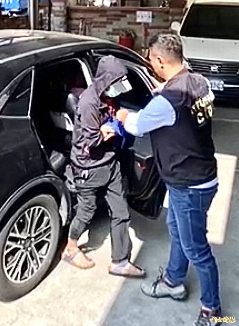 五光里里长表示，许嫌（中）是奥「厝脚」，租屋10多年赶不走还性骚母女。（记者黄旭磊摄）