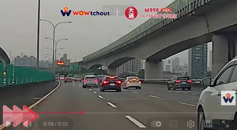BMW驾驶恍神，擦撞中间车道的宾士车，导致女驾驶回转半圈，冲撞护栏才停下，后方目睹驾驶，为两车捏把冷汗。（记者吴仁捷翻摄）