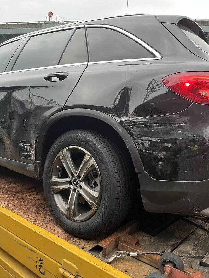 图为遭撞的宾士。（记者吴仁捷翻摄）