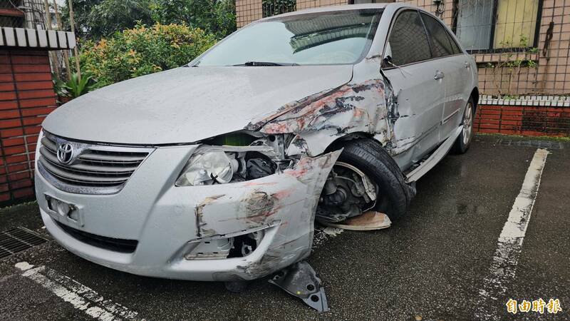 李男酒驾逆向撞上大型拖板车，车头严重受损轮胎掉落。（记者吴升儒摄）