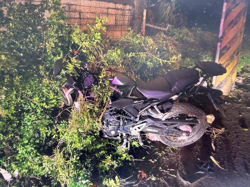 桃园市芦竹区八股路发生黄牌大型重机自撞，骑士送医不治事故。（记者余瑞仁翻摄）