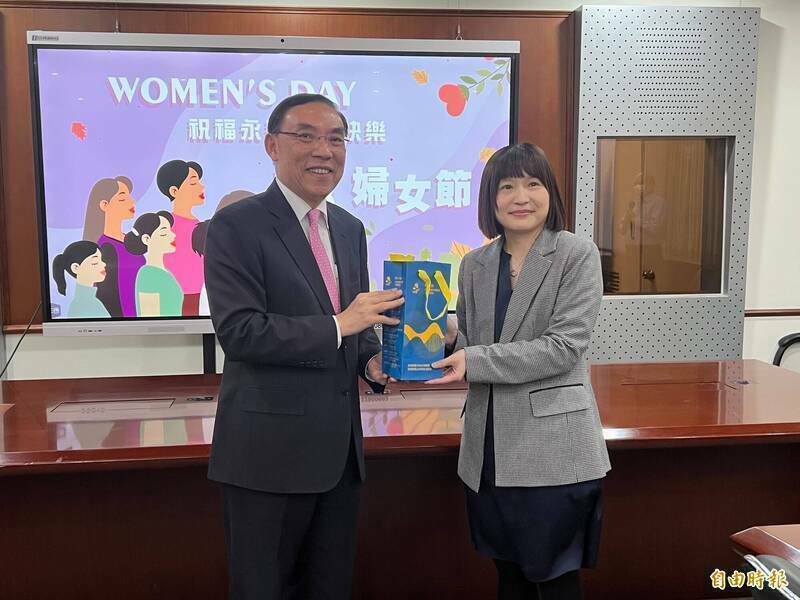 台湾桥头地检署主任检察官郑子薇（右）获得公务人员杰出贡献奖肯定。（资料照）