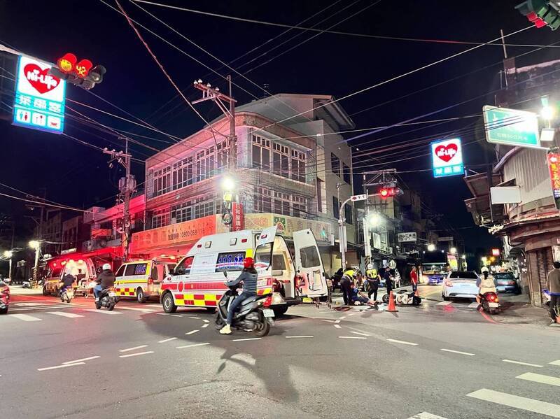 彰化员林山脚路发生机车碰撞，双方疑似抢灯号撞在一起。（民众提供）