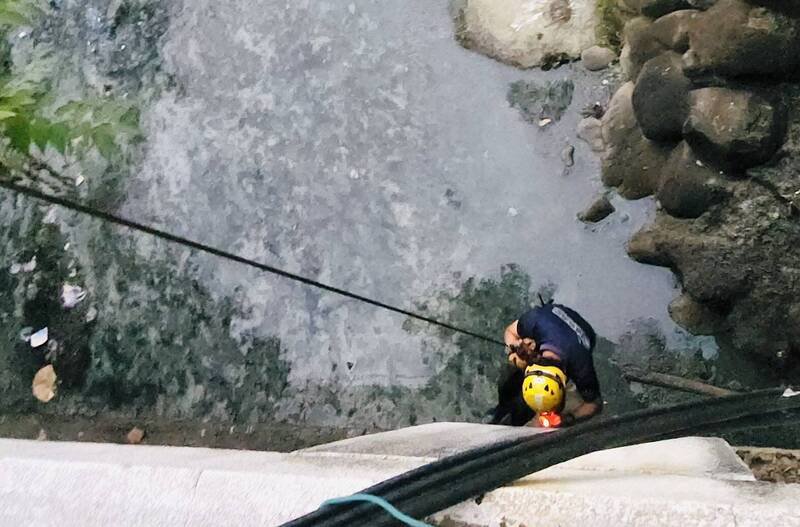 消防队员垂降至约6公尺深的水沟查看疑似「断肢」。（民众提供）