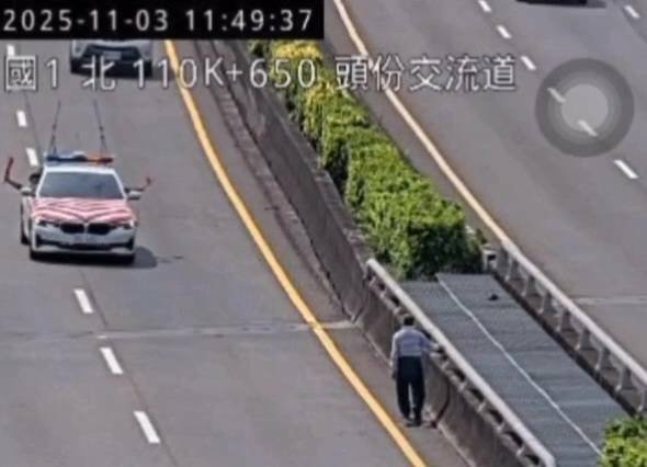 国道1号北向110.5公里处苗栗县头份路段，今（3）日近午出现1名69岁老翁于内侧路肩逆向行走。（翻摄国道即时路况影像）
