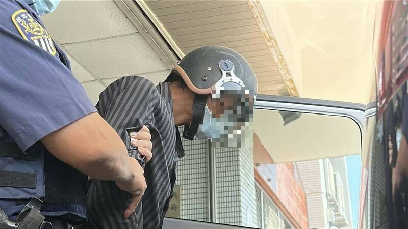 台中陈姓男子，上月无票进入台铁五权站，遭张姓站务人员拦查竟将他猛力冲撞坠落铁轨，造成他腿部骨折，今天依杀人未遂起诉。（民众提供）