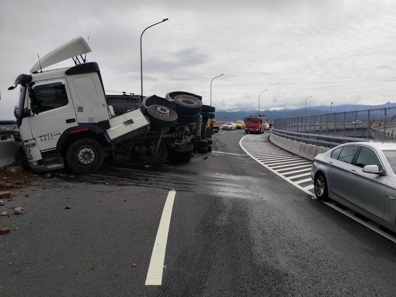 国道3号大溪交流道南向出口环道往台66方向，4日发生砂石车翻车事故，载运的土方散落一地。（记者郑淑婷翻摄）