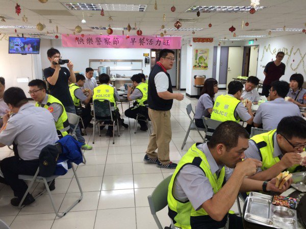 「阿兴师」周焕兴分局长（中）祝同仁警察节快乐。（记者陈恩惠翻摄）