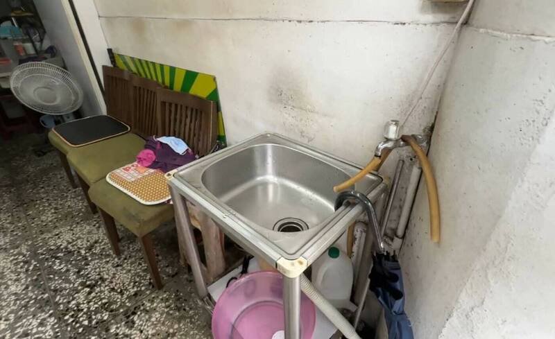 刘男未经同意使用槟榔摊外的水龙头，还殴打女店员。（记者吴升儒翻摄）