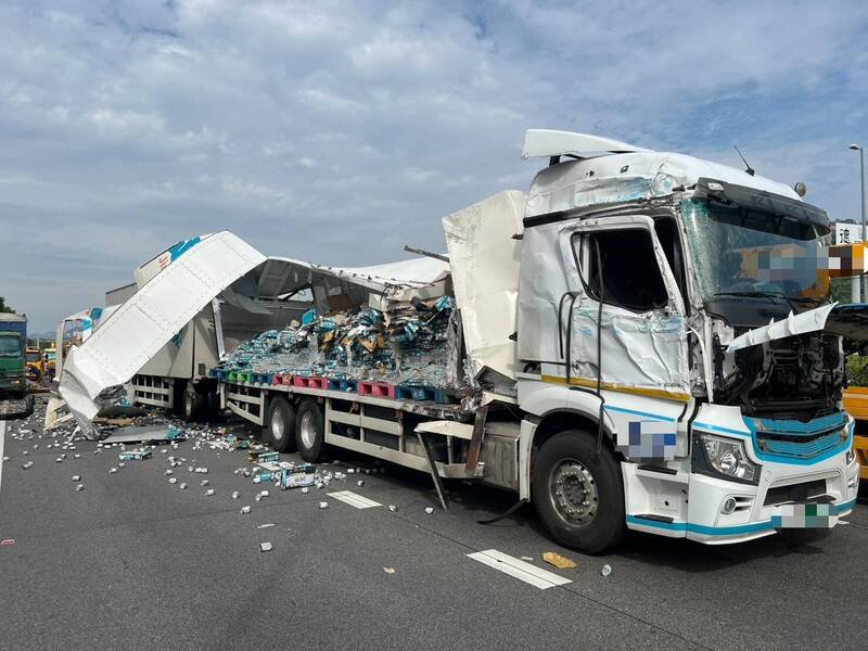 国道3号南投名间路段，4日下午发生半联结车车祸，车上铝罐营养品散落满地。（警方提供）