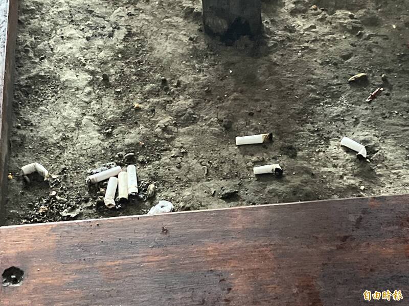 基隆城际转运站花台内多民众乱丢烟蒂。（记者卢贤秀摄）