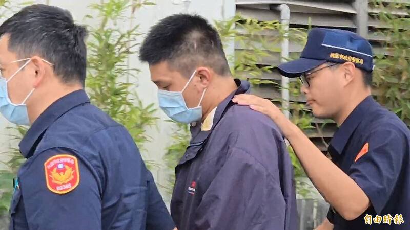 涉嫌毒驾肇事的黄男被警方带至相验现场，面对家属他一句道歉都没有。（记者郑淑婷摄）