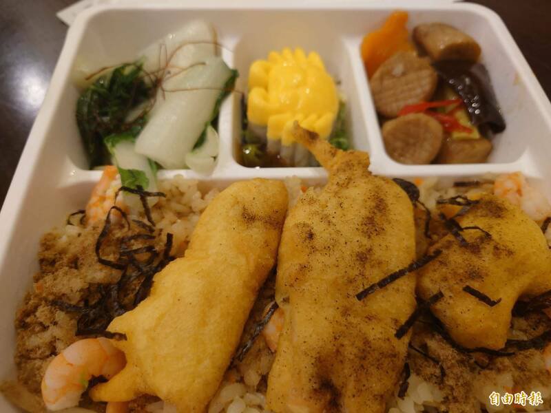 台南王姓小队长勤务中外出买便当，行经无号志路口与民众擦撞未通报，事后又被同事检举浮报超勤费，警政署认涉贪污治罪条例，目前已函送南检侦办。图为便当示意图。（记者王捷摄）