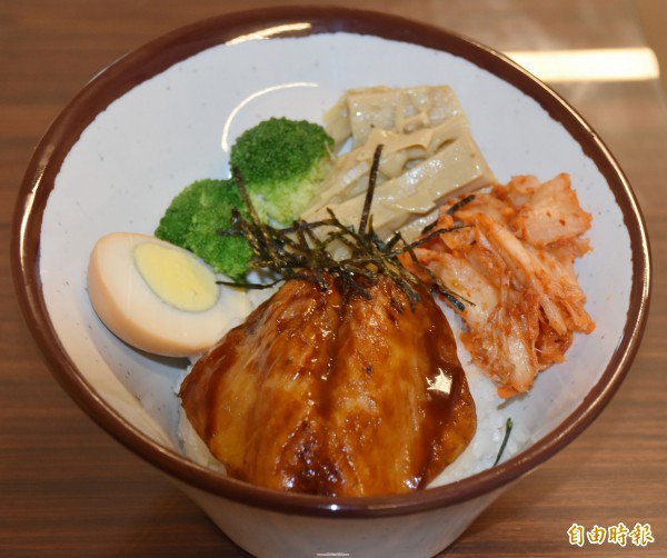 虽然开的是小吃店，但料理看起与一般小吃就是不一样。（记者詹士弘摄）