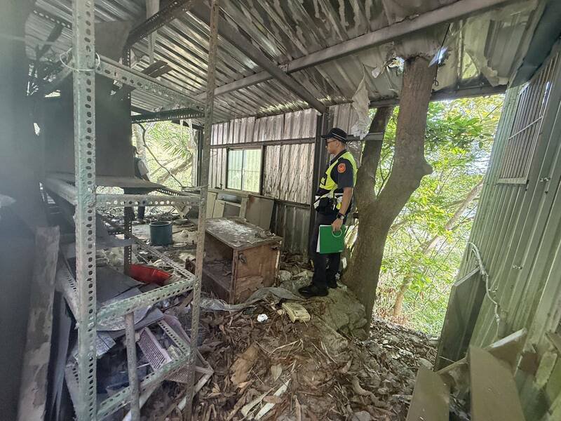 里港警分局全面清查山区工寮。（屏县里港警分局提供）