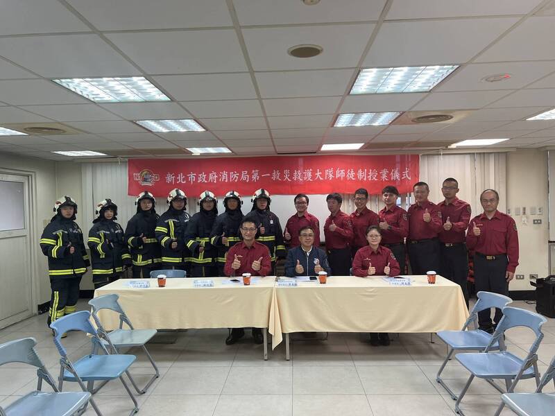 新北市消防局举办「新进消防人员师徒制授业仪式」。（记者吴仁捷翻摄）