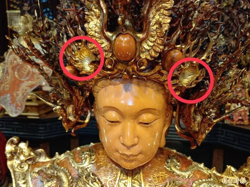 镶在珊瑚妈祖神像上的顶级珊瑚珠被拔掉2颗（红圈处）。（记者江志雄摄）