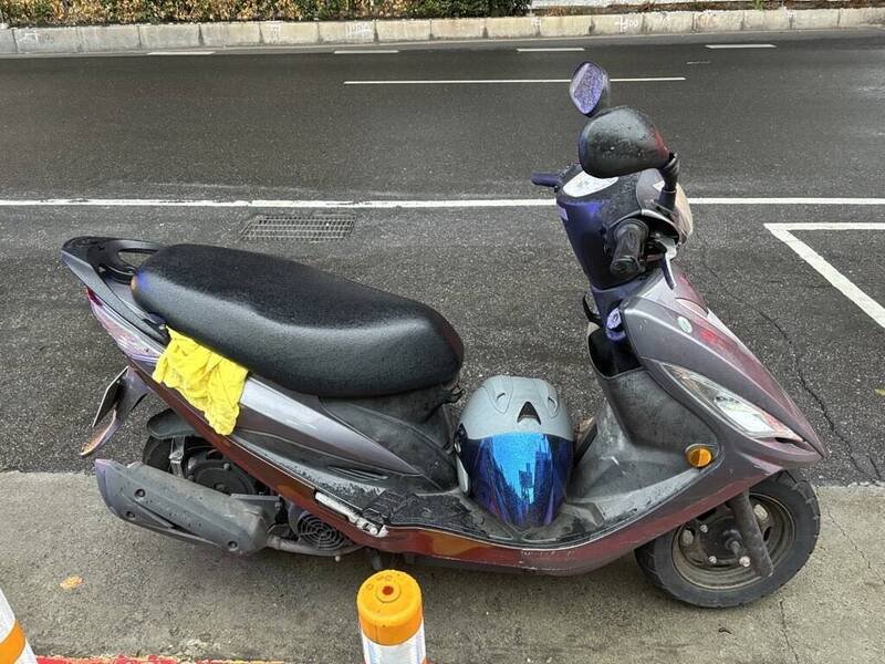 大安警方调阅监视器后发现，卢男的机车右侧疑似因未保持行车安全间隔，碰撞到另一辆同向机车的左侧车身才肇事。（记者郑景议翻摄）